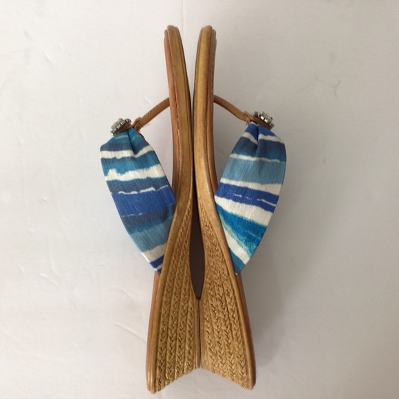 Italian Shoemakers Blue & White Thong Sandals, 8 1/2 - Picture 4 of 7